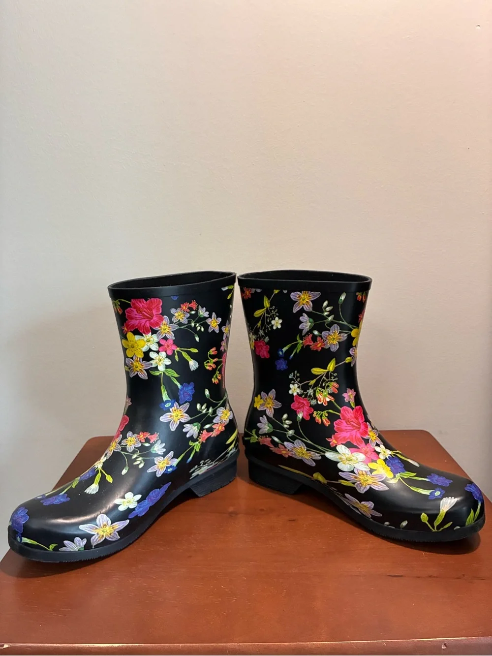 Chooka Kalista Classic Mid Calf Rubber Rain Boots Black Floral Women’s Size 8